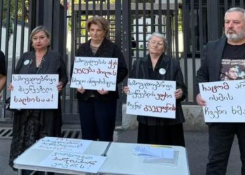 საპროტესტო აქციების დროს დაკავებულების ოჯახის წევრები „საზოგადოებრივ მაუწყებელთან“ აქციას მართავენ