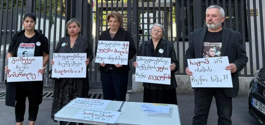 საპროტესტო აქციების დროს დაკავებულების ოჯახის წევრები „საზოგადოებრივ მაუწყებელთან“ აქციას მართავენ