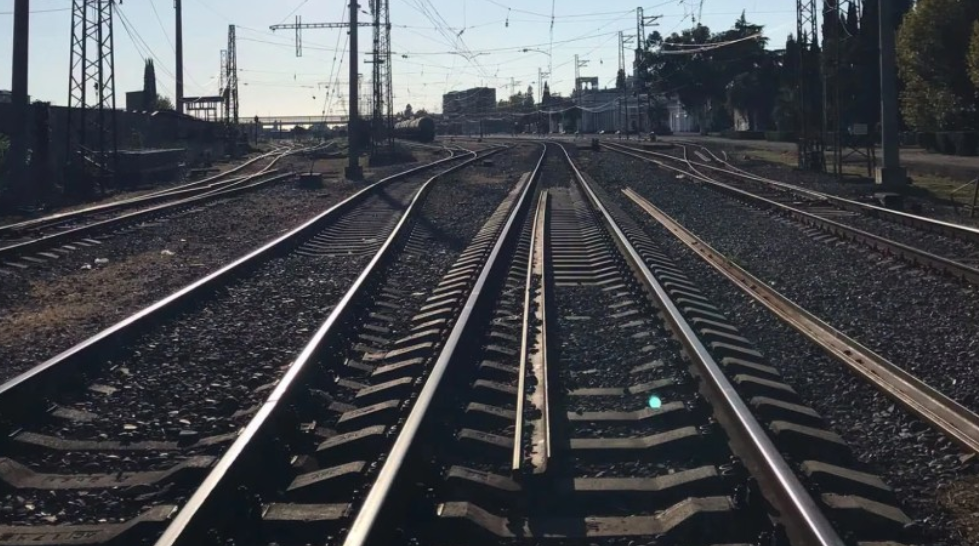 ძლიერი ქარის გამო, გუდაუთის რაიონში სარკინიგზო მიმოსვლა დროებით შეჩერდა