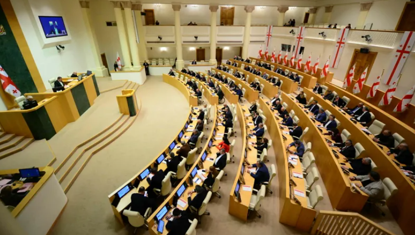 2024 წლის ნოემბრიდან 2026 წლის ივნისის ჩათვლით, პარლამენტმა 300-მდე საკანონმდებლო ინიციატივა, რომელთა უმეტესობა შინაარსობრივი განხილვის გარეშე, დაჩქარებულად იყო მიღებული