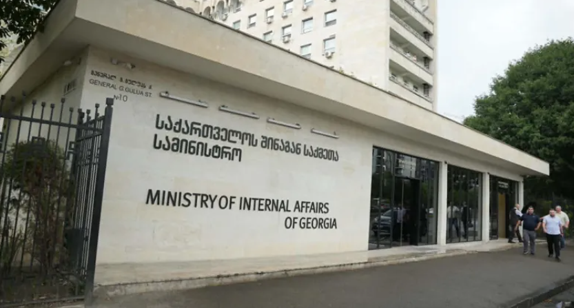 შსს-ს ინფორმაციით, გიორგი ფეიქრიშვილმა, მოქალაქე თბილისში მდებარე სახლში მიიყვანა, სადაც მას ე.წ. კრიმინალური მფარველობის სანაცვლოდ დიდი ოდენობით თანხის გადახდა მოსთხოვა, წინააღმდეგ შემთხვევაში კი სიცოცხლის მოსპობით დაემუქრა