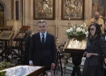 ბიძინა ივანიშვილისა და ეკატერინა ხვედელიძის კადრები ნოდარ დუმბაძის მეუღლის პანაშვიდზე