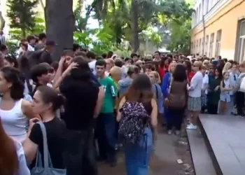 თბილისის 166-ე სკოლასთან მოსწავლეები და მშობლები აქციას მართავენ