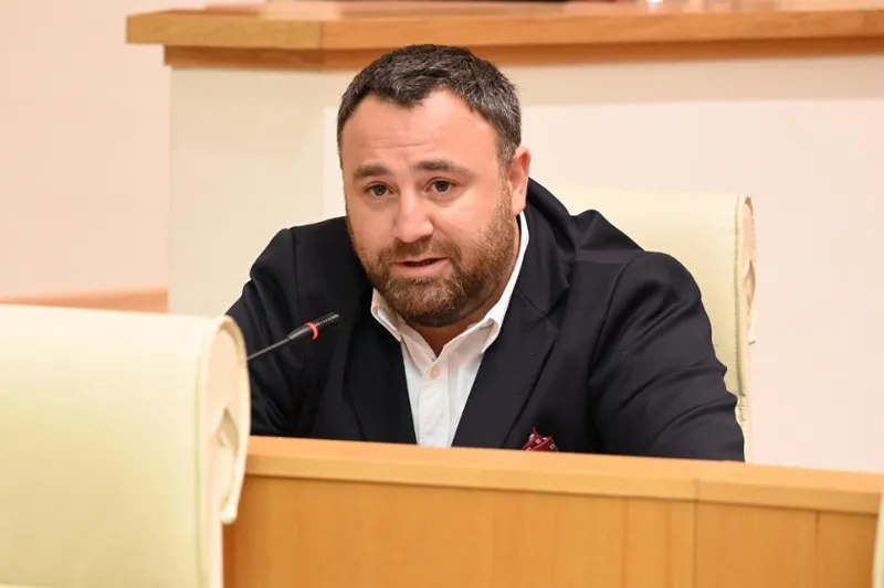 “მის გარეშე რთული იქნება მუშაობა, თუმცა პატივს ვცემ მის გადაწყვეტილებას …” – რას ამბობს არჩილ ბერიძე მდინარაძეზე