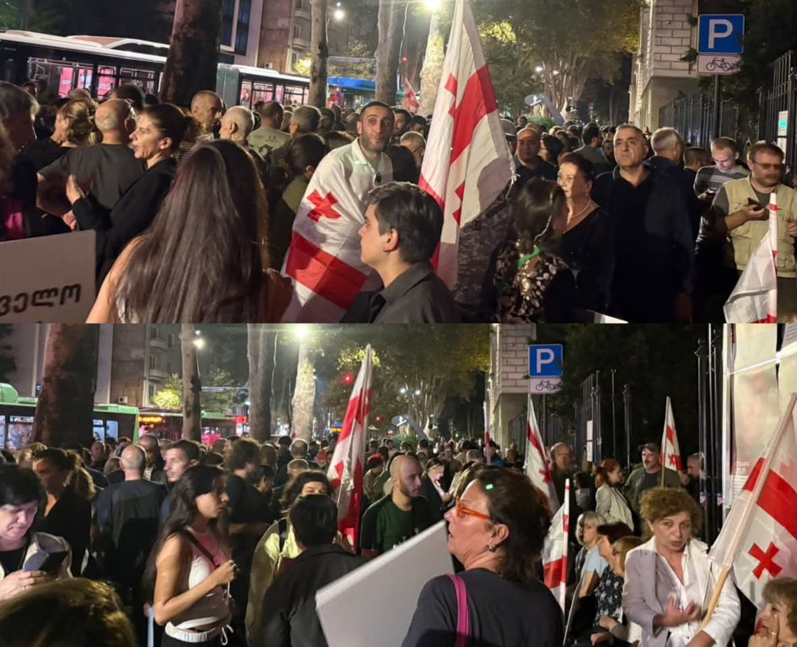 “აფხაზეთი საქართველოა! დიდება გმირებს!” – თსუ-ს ეზოში მარშის მონაწილეები იკრიბებიან