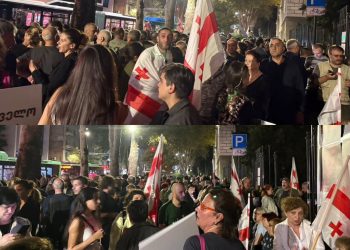 “აფხაზეთი საქართველოა! დიდება გმირებს!” – თსუ-ს ეზოში მარშის მონაწილეები იკრიბებიან