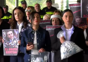 “ბიძინა ნუ გვიკლავ შვილებს” – ქალების აქცია-პერფომანსი და შპრიცები ივანიშვილის რეზიდენციასთან