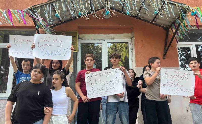 პროტესტი მისაქციელის სკოლასთან – მშობლებს ექსპერტიზის დასკვნის არ სჯერათ