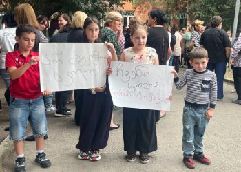 პროტესტი მისაქციელის სკოლასთან – მშობლებთან შესახვედრად ხუნდაძე და ექსპერტები ჩავიდნენ