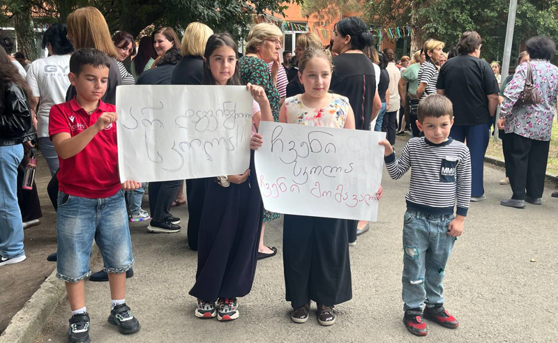 პროტესტი მისაქციელის სკოლასთან – მშობლებთან შესახვედრად ხუნდაძე და ექსპერტები ჩავიდნენ