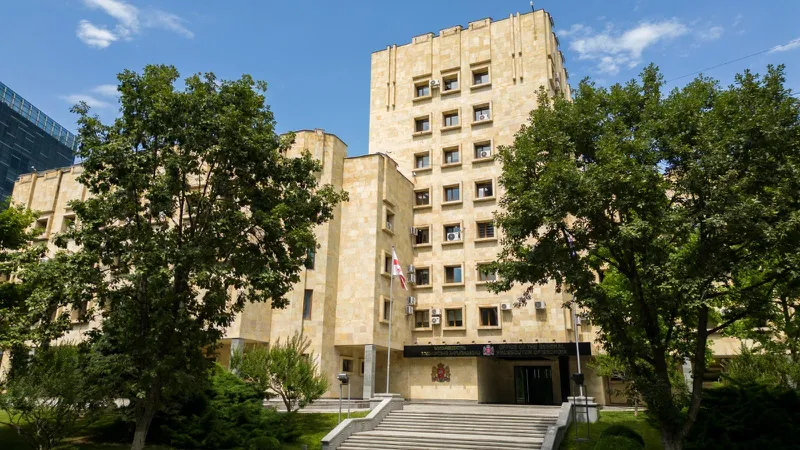 პროკურატურამ ჯგუფის მიერ ჩადენილი განსაკუთრებით დიდი ოდენობით თანხის გამოძალვის ფაქტზე ოთხ პირს ბრალდება წარუდგინა