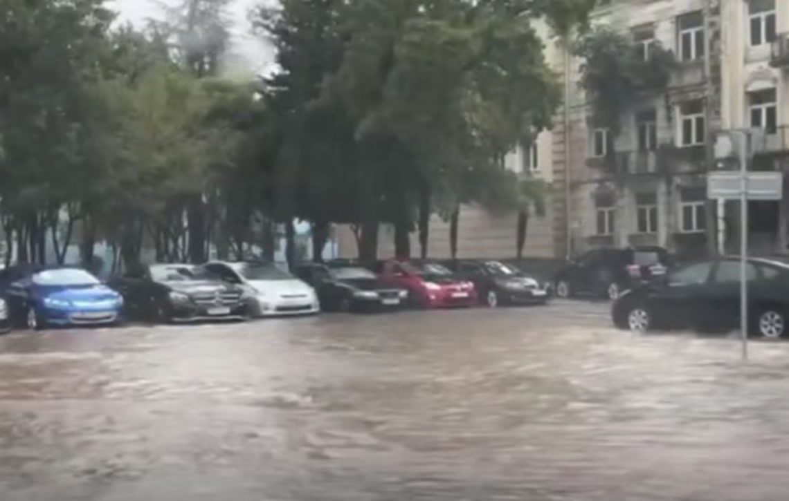წვიმის შედეგად ბათუმის ქუჩები კვლავ დაიტბორა – რა ვითარებაა ადგილზე