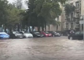 წვიმის შედეგად ბათუმის ქუჩები კვლავ დაიტბორა – რა ვითარებაა ადგილზე