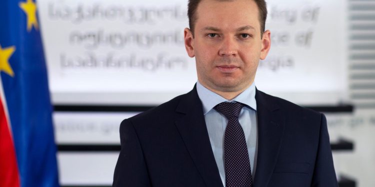 მოიკიდებენ ხოლმე ტყუილების გუდას ე.წ. მდიდარი ენჯეოების წარმომადგენლები და იქ შესაბამის შეხვედრებზე ცდილობენ როგორღაც ჩირქი მოსცხონ საკუთარ ქვეყანას – თორნიკე ჭეიშვილი