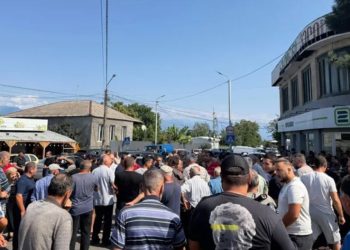 “ქარხნებთან ასობით მანქანა გაჩერებული” – ყვარელსა და გურჯაანში მეღვინეები აქციას მართავენ და ცენტრალური მაგისტრალის გადაკეტვას აანონსებენ