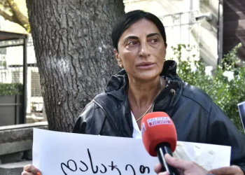 “ეს ხელისუფლება ტყუილზე დგას” – მსჯავრდებულ გიორგი დავითაძის დედა პროკურატურის განცხადებაზე