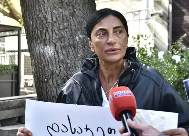 “ეს ხელისუფლება ტყუილზე დგას” – მსჯავრდებულ გიორგი დავითაძის დედა პროკურატურის განცხადებაზე