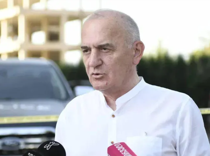 “დავით ფეიქრიშვილი კლინიკა „ვივამედში“ 21:00 საათზე შემოიყვანეს, მას მრავლობითი დაზიანებები აღენიშნებოდა – დაკვირვების მიზნით და შესაბამისი რეკომენდაციებით გადაყვანილი იყო ციხის N18 სამკურნალო დაწესებულებაში”- რას ამბობს ზურაბ ჩხაიძე