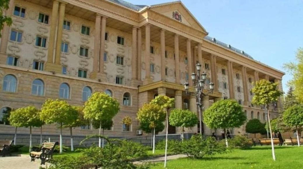 თბილისის საქალაქო სასამართლომ 10 დღიანი პატიმრობა შეუფარდა ნიკოლოზ სურმავას, რომელმაც ნანა ტარტარაშვილს სიტყვიერი შეურაცხყოფა მიაყენა