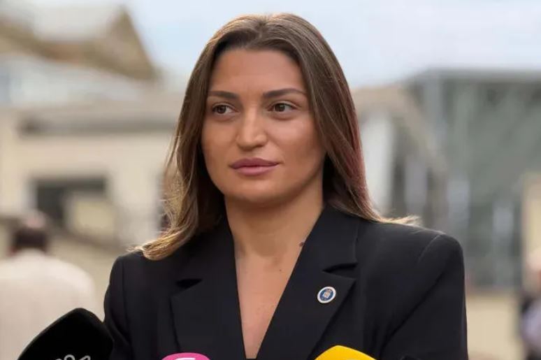 პროცესზე დაკითხული დაცვის მხარის ორი მოწმიდან ორივე აწვდის სასამართლოს გარკვეულ ინფორმაციას, თუმცა ვერ ასახელებს იმ პირს, ვისგანაც ეს ინფორმაცია გააჩნიათ- გიორგი გახარიას საქმის პროკურორი ე.წ. ჩორჩანას საქმეზე