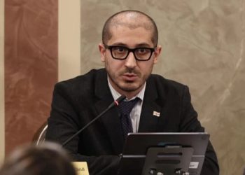 ყველა ის პარტია, რომელიც დღეს რადიკალურ ოპოზიციურ ფრთას წარმოადგენთ, ხართ „კოლექტიური ნაციონალური მოძრაობა“ და ასრულებთ ერთი კაცის დავალებას, რომელიც ციხეში გიზით და გმირად გყავთ შერაცხული – ზაქარია წიკლაური