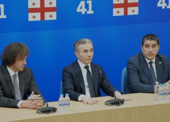პაპუაშვილის თქმით, ივანიშვილს ღარიბაშვილის შეწყალებაზე არ უსაუბრია