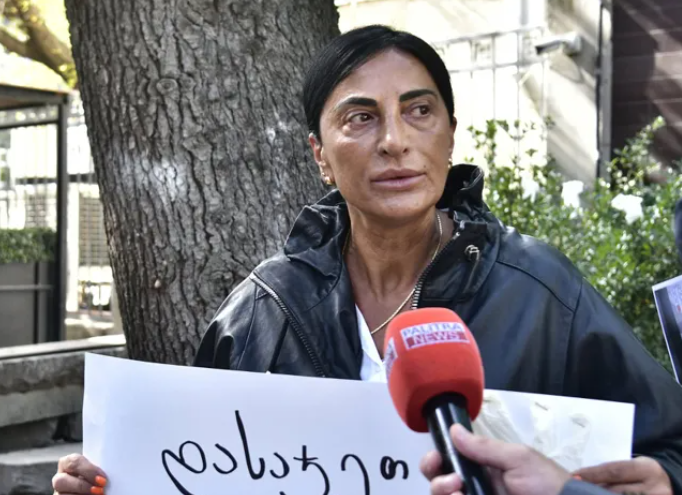 “გადადგეს ყველა მოძალადე – პატარიძეც, ტრაპაიძეც და მისი ჯალათებიც! – ჯერ მალავთ საგულდაგულოდ, მაგრამ აგიფეთქდებათ ეგ ნაღმი!”- გიორგი დავითაძის დედა