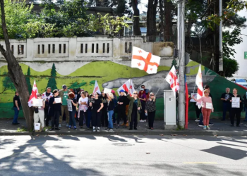“ქართული ოცნების” ცენტრალურ ოფისთან, სადაც პოლიტსაბჭოს და უმრავლესობის სხდომა უნდა გაიმართოს, მოქალაქეები აქციას მართავენ