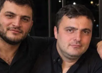 “ვერაფერს ვამბობ, შოკში ვარ… ერთი ძმა ზღვაში დაიხრჩო შარშან, მეორე 2 დღის წინ მე-4 სართულიდან გადმოვარდა და დაიღუპა” – ბათუმში ახალგაზრდა კაცს გლოვობენ