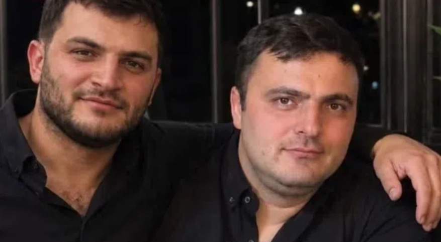 “ვერაფერს ვამბობ, შოკში ვარ… ერთი ძმა ზღვაში დაიხრჩო შარშან, მეორე 2 დღის წინ მე-4 სართულიდან გადმოვარდა და დაიღუპა” – ბათუმში ახალგაზრდა კაცს გლოვობენ