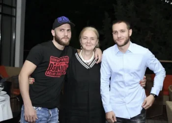 ავთანდილ ბილანიშვილი, იგივე „კაწრო“, გარეთ, სახლთან დაინახეს, ტყუილად ასეთ ჭორებს არ იგონებენ! – ბატონო პრემიერო, გაერკვიეთ, ცუდად არის საქმე, სუს-ია ქვეყნის სათავეში – ძმები ფეიქრიშვილების დედა