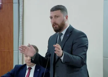 ბსოლუტურად სწორად თქვა ჯაფარიძემ, რომ არ არსებობს 5 პარტიის ერთ პროცესში გაუქმების და მსჯელობის მაგალითი, მაგრამ არც ის არსებობს, 5-მა პარტიამ ერთად, მჭიდროდ დაკავშირებულებმა, ფეხქვეშ გათელონ კონსტიტუციის 23-ე მუხლი- არჩილ გორდულაძე