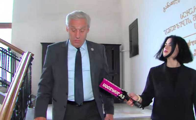 კობახიძისგან განსხვავებით, “ქართული ოცნების” დეპუტატი ამბობს, რომ კორუფცია ღარიბაშვილამდეც იყო და ახლაც არის