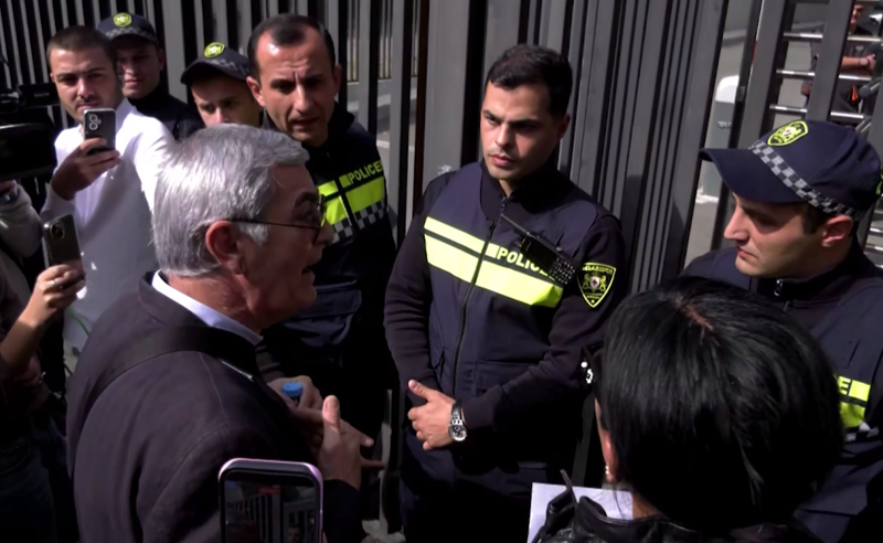 “ელოდებით, ჩემს შვილს მკვდარს როდის გამომიყვანენ იქიდან?” – აქცია საზოგადოებრივ მაუწყებელთან