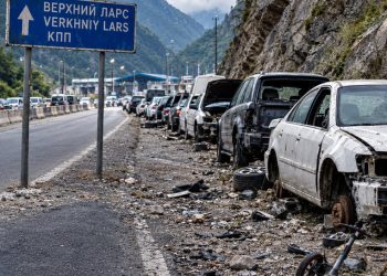 4-კილომეტრიანი „ავტომობილების სასაფლაო“ ზემო ლარსზე – რუსეთი საქართველოს საზღვართან მიტოვებული მანქანების გატანას იწყებს