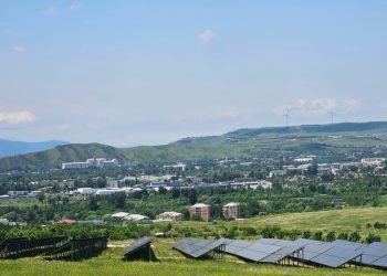 საქართველოში ომის შედეგად იძულებით გადაადგილებული 384 ოჯახისთვის 718 კვტ სიმძლავრის მზის ელექტროსადგური გაიხსნა