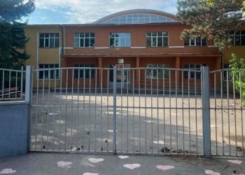 “მოვითხოვთ ხელახალ ექსპერტიზას” – მშობლები ვერ დაარწმუნეს, რომ ქარელის მე-2 სკოლა დასანგრევია