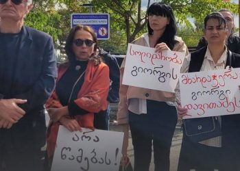 “არა პატიმრების წამებას!” “მხარდაჭერა გიორგი დავითაძეს” – რუსთავის სასჯელაღსრულების მე-6 დაწესებულებასთან საპროტესტო აქცია მიმდინარეობს