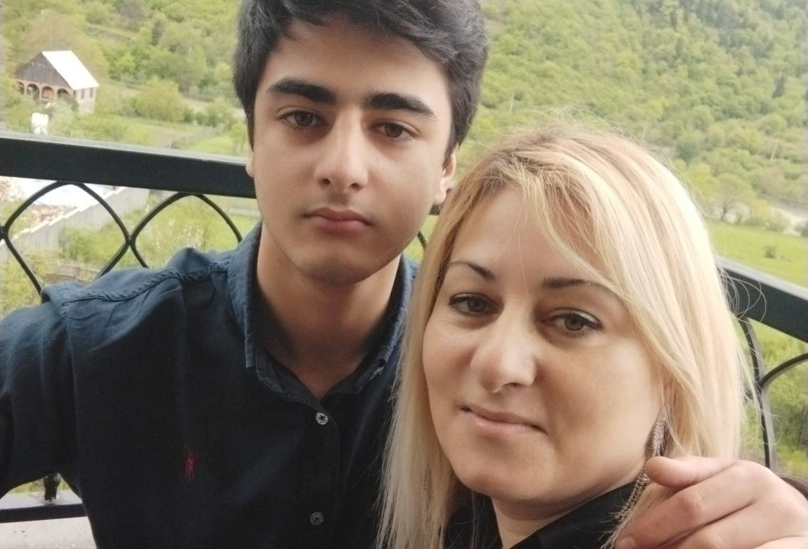 “ჩემი შვილი გაჰყავს გარეთ და ურტყამს დანას…” – რას ჰყვება მოკლული დავით ნარიმანიძის დედა