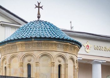 საპატრიარქო სამთავროს მონასტერში ჩატარებულ ლიტურგიაზე განმარტებას აკეთებს