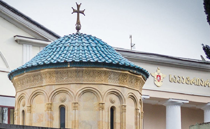 საპატრიარქო სამთავროს მონასტერში ჩატარებულ ლიტურგიაზე განმარტებას აკეთებს
