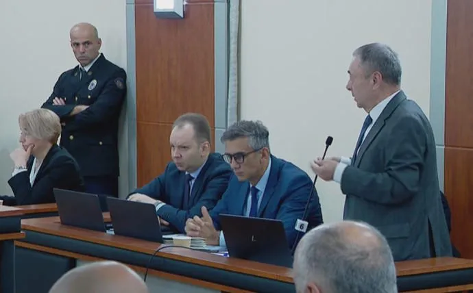“იმდენად სასაცილო დონემდე მიდიან, ამბობენ, რატომ ეკიდა კედელზე სახელმწიფოს მეთაურის სურათიო, როდესაც ელჩი ვიყავი – მე კი არა, 30-ზე მეტი ელჩი გვყავდა მსოფლიოში და ყველგან ეკიდა – ნუ შემატოპვინებთ ღრმად!”- რას ამბობს თენგიზ შარმანაშვილი