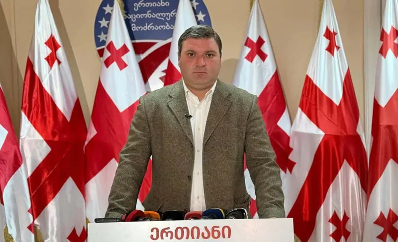 “ირაკლი კობახიძის განცხადება ადასტურებს ამ მმართველობის სრულ მარცხს დევნილების პრობლემის მოგვარებაში! – სამინისტროს ცხელ ხაზზე არ აქვთ პასუხი პრემიერის ინიციატივაზე, არ იციან როდის დაიწყება პროგრამა”- რას ამბობს ბესო შენგელია