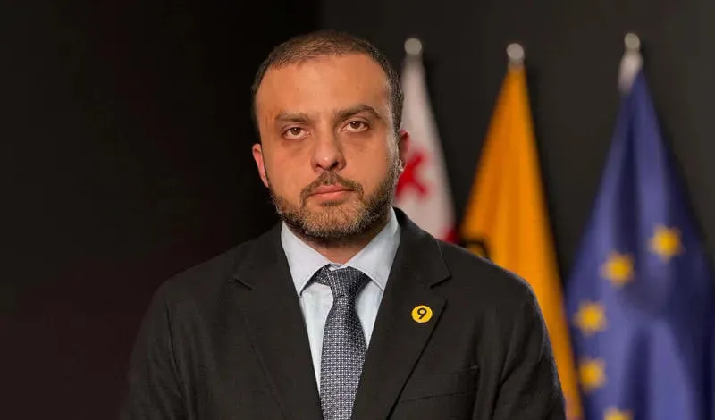 ივანიშვილი მოქმედებს კრიმინალური სინდიკატის პრინციპით და ყველას აიძულებს ამ ანტიკონსტიტუციურ აქტში მონაწილეობას- გიორგი სიორიძე მოსამართლე მანანა კობახიძის მიერ პარტიების აკრძალვის შესახებ სარჩელისგან აცილების მოთხოვნაზე